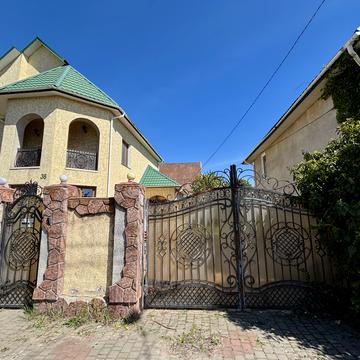 Івана Луценка вул., 38