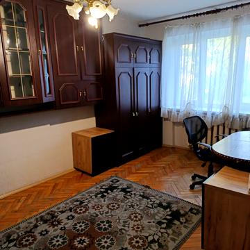 Естонська вул., 1/5