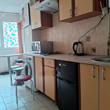 Театральна вул., 8