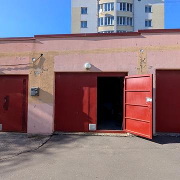 Євгена Коновальця вул., 48