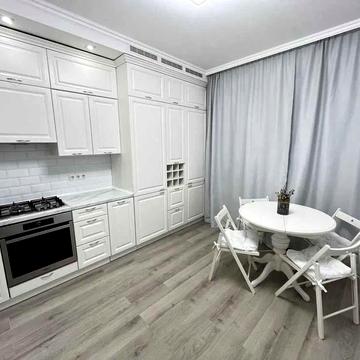 Практична вул., 8