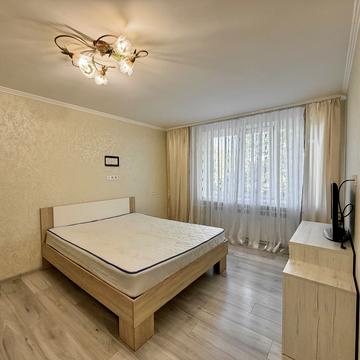 Героїв Крут бульв. (Героїв Сталінграду), 9-А