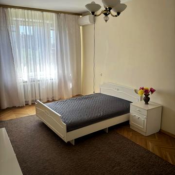 Старонаводницька вул., 8