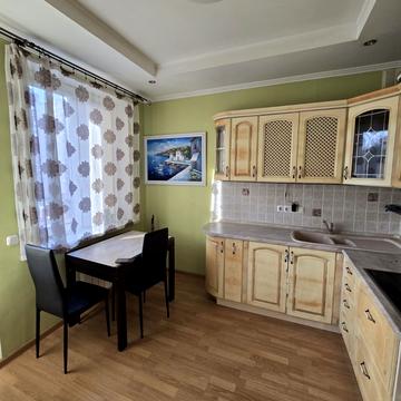 Саперно-Слобідська вул., 10