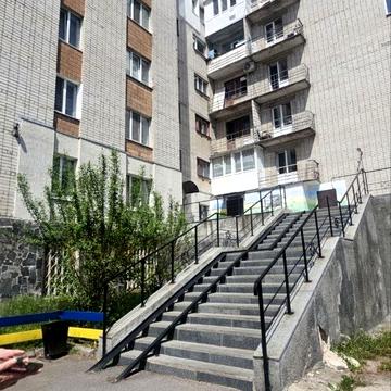 Космонавтів вул., 18/9