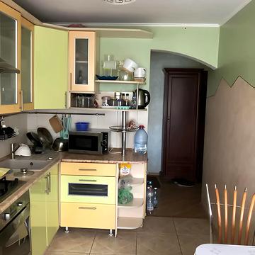 Євгена Коновальця вул., 46