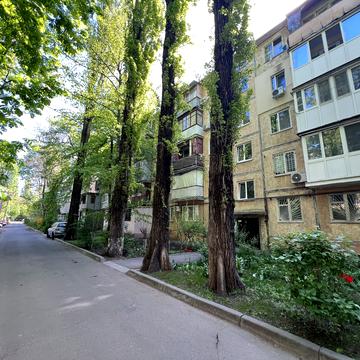 Космонавтів вул., 54