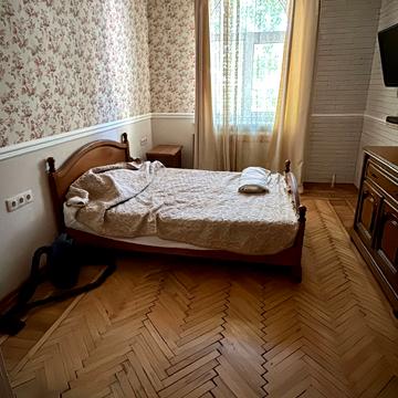 Богдана Хмельницького вул., 11