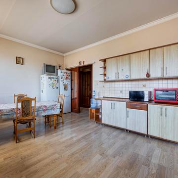 Геофізиків вул., 4