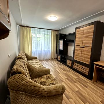 Каховська вул., 35