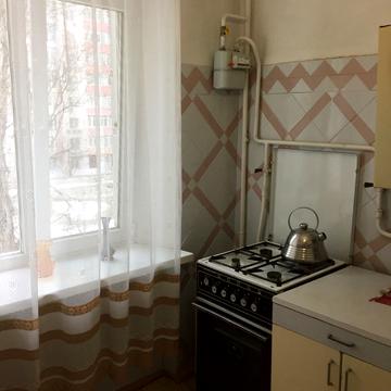 Космонавтів вул., 4