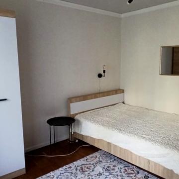 Академіка Доброхотова вул., 7