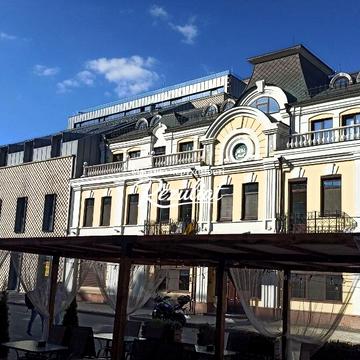 Петра Сагайдачного вул., 18