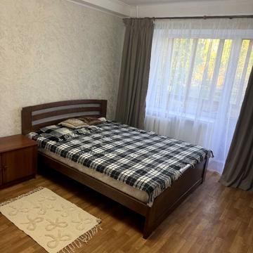 Братиславська вул., 4