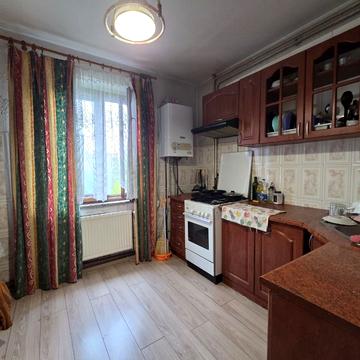 Василя Симоненка вул., 32
