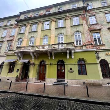 Театральна вул., 6