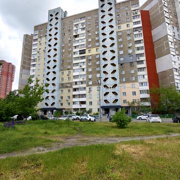 Анни Ахматової вул., 19