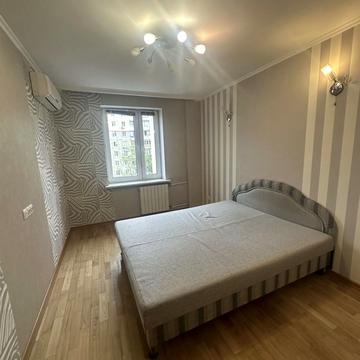 Дніпровська набережна вул., 13