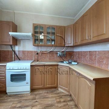 Тростянецька вул., 3