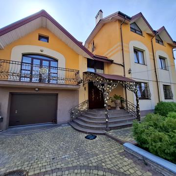 Купальська вул., 1