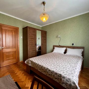Срібнокільська вул., 8