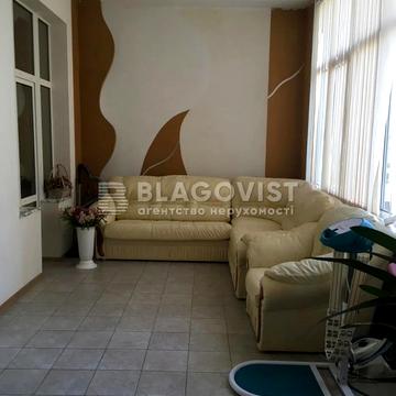 Богдана Хмельницького вул., 32
