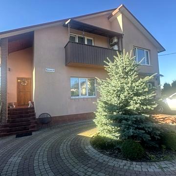 Місячна вул., 23