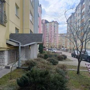 Тролейбусна вул., 32