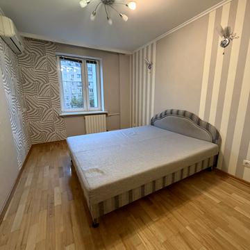 Дніпровська набережна вул., 13