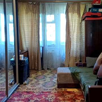Космонавтів вул., 1