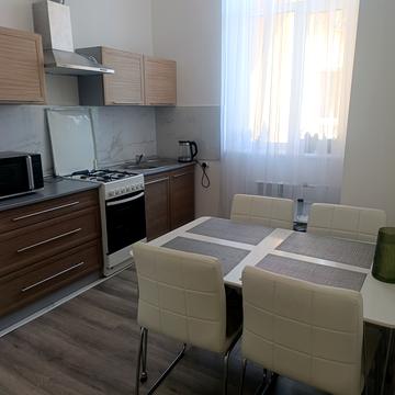 Листопадова вул., 6
