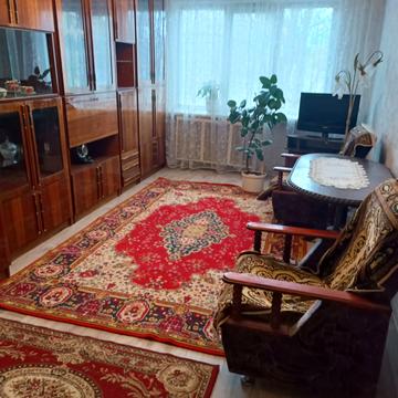 Космонавтів вул., 2а