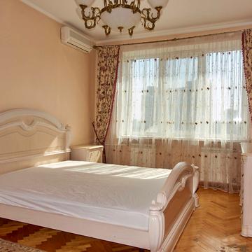 Лесі Українки бульв., 21