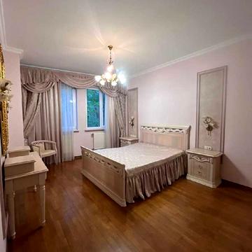 Академіка Андрія Сахарова вул., 7а