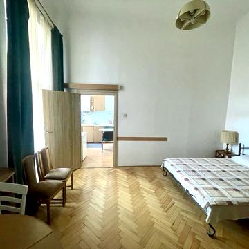Адама Міцкевича пл., 6/7