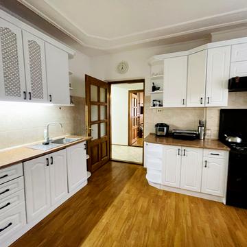 5-та Білогорська вул., 33