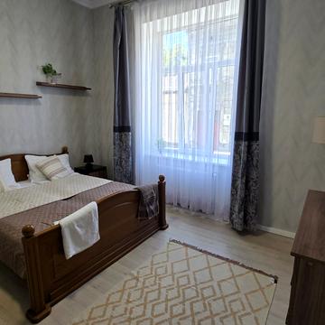 Братів Міхновських вул. (Московська), 6