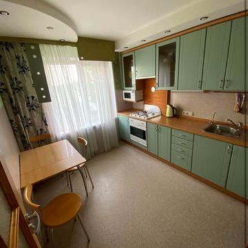 Героїв просп., 4