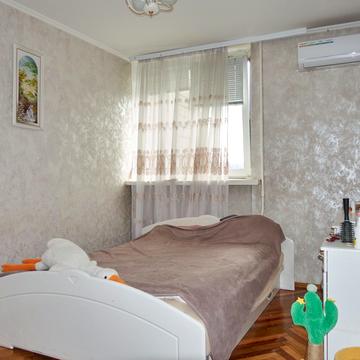 Дніпровська набережна вул., 7