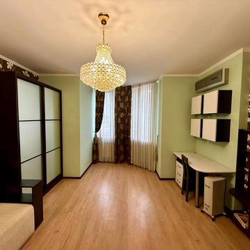 Анни Ахматової вул., 50