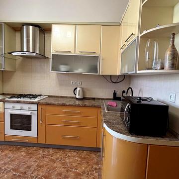 Івана Миколайчука вул., 20Б