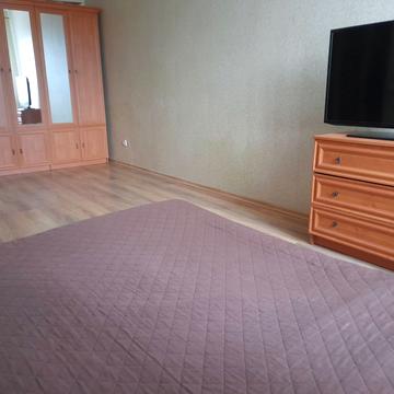 Яблунева вул., 8
