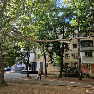 Варненська вул., 8