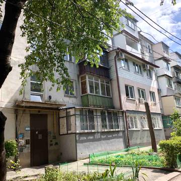 Космонавтів вул., 24