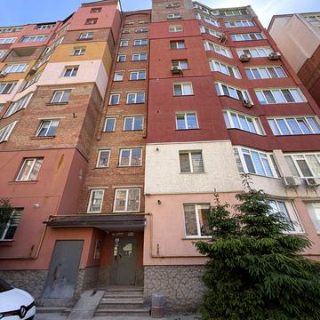 Будівельників вул., 1