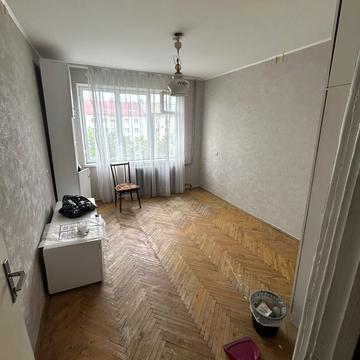 Тролейбусна вул., 12