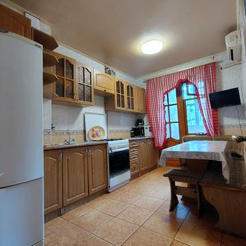 Євгена Чикаленка вул., 44/1