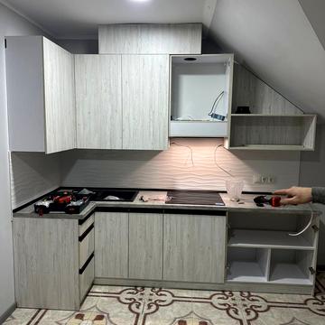Космонавтів вул., 7