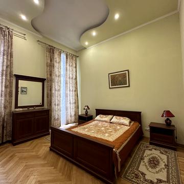 Богдана Хмельницького вул., 10