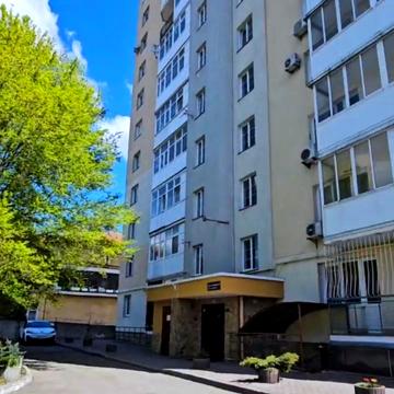 Академіка Лазаренка вул., 4б
